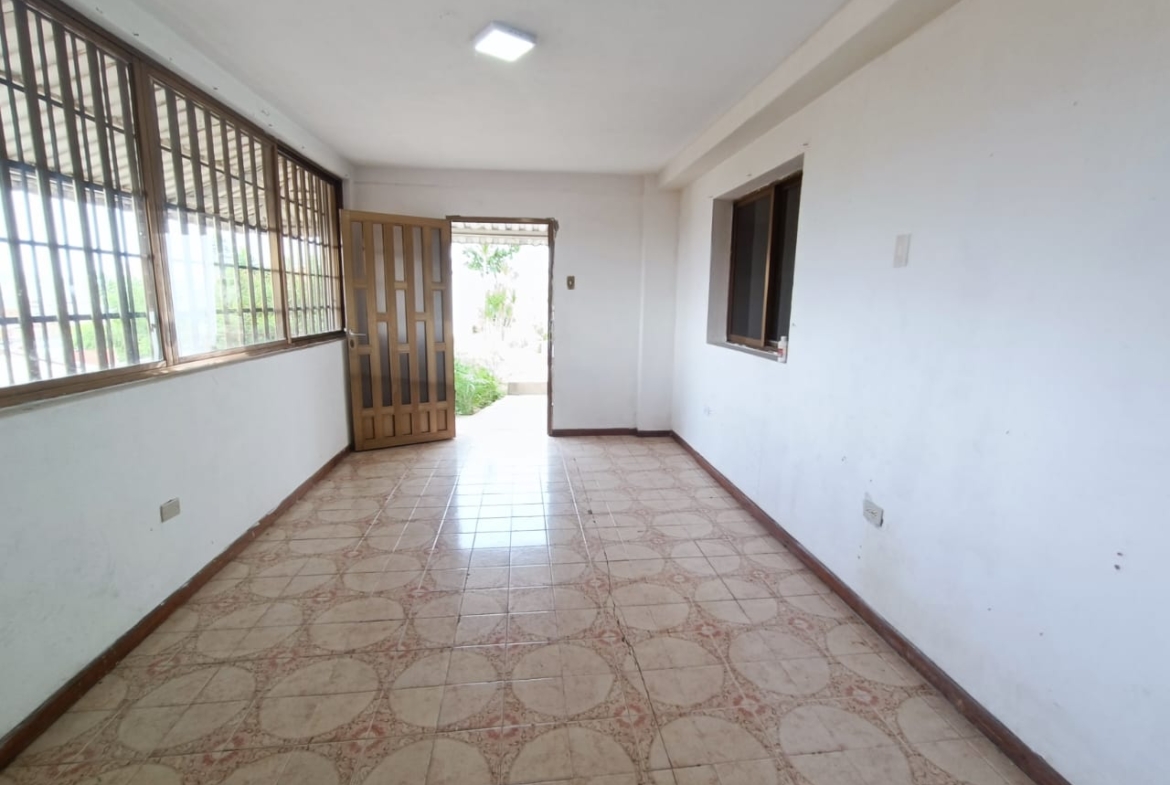 CASA EN VENTA EN PUERTO LA CRUZ SECTOR LATINIA