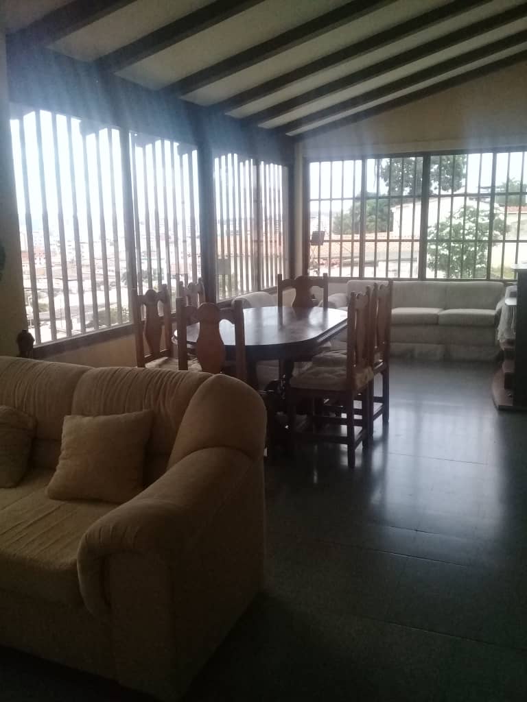 CASA EN VENTA EN PUERTO LA CRUZ SECTOR LATINIA