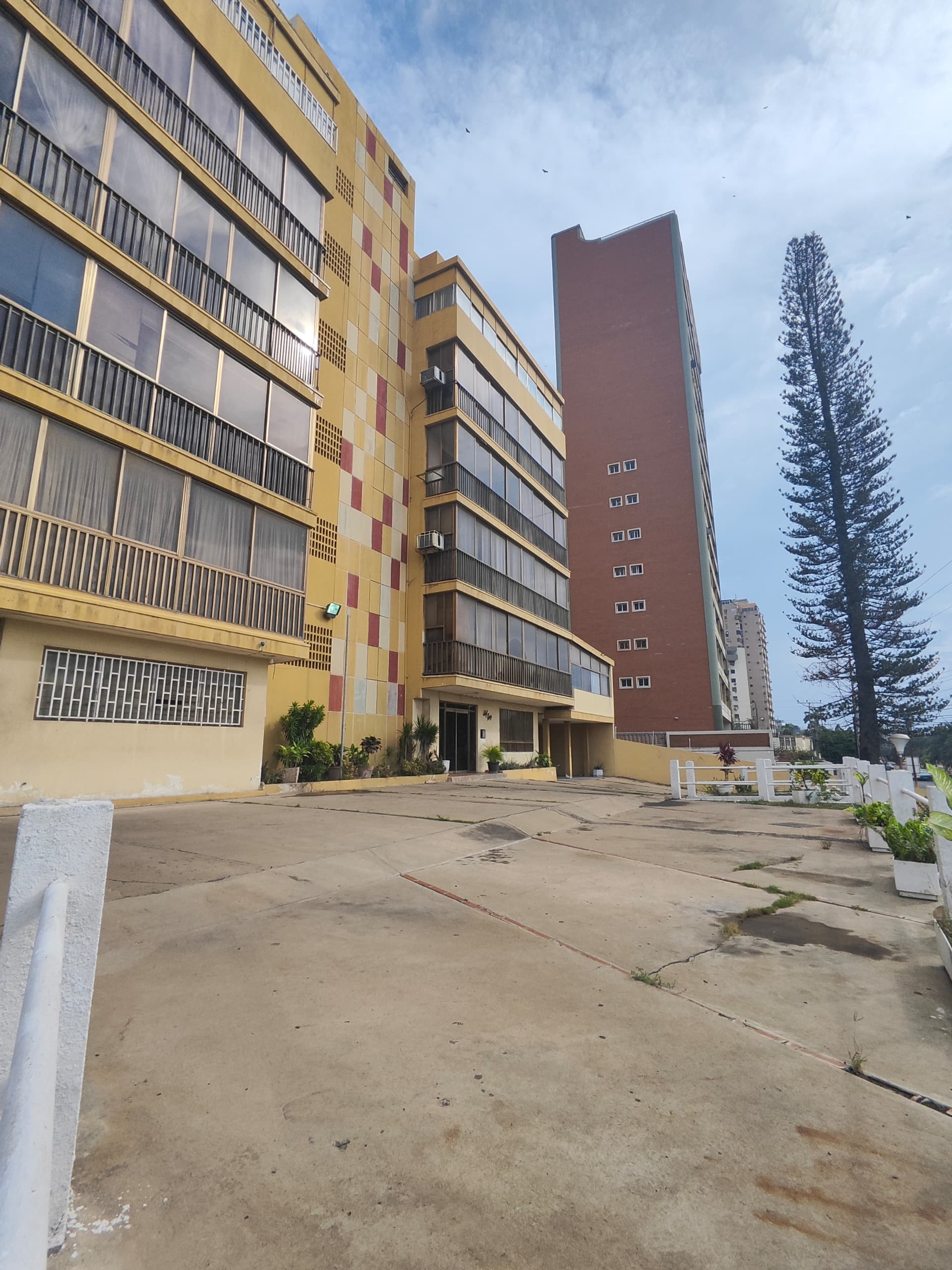 APARTAMENTO EN EL CONJUNTO RESIDENCIAL EMY, SECTOR LATINIA, PUERTO LA CRUZ