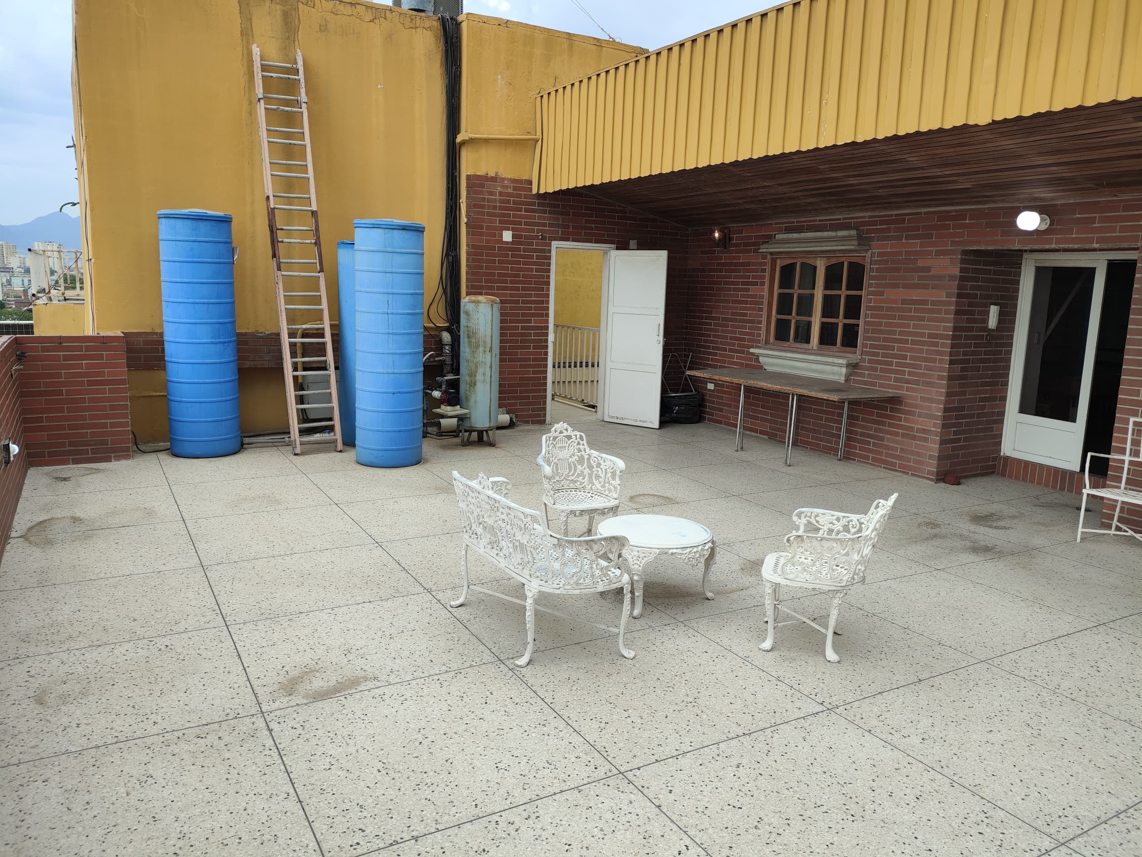 APARTAMENTO EN EL CONJUNTO RESIDENCIAL EMY, SECTOR LATINIA, PUERTO LA CRUZ