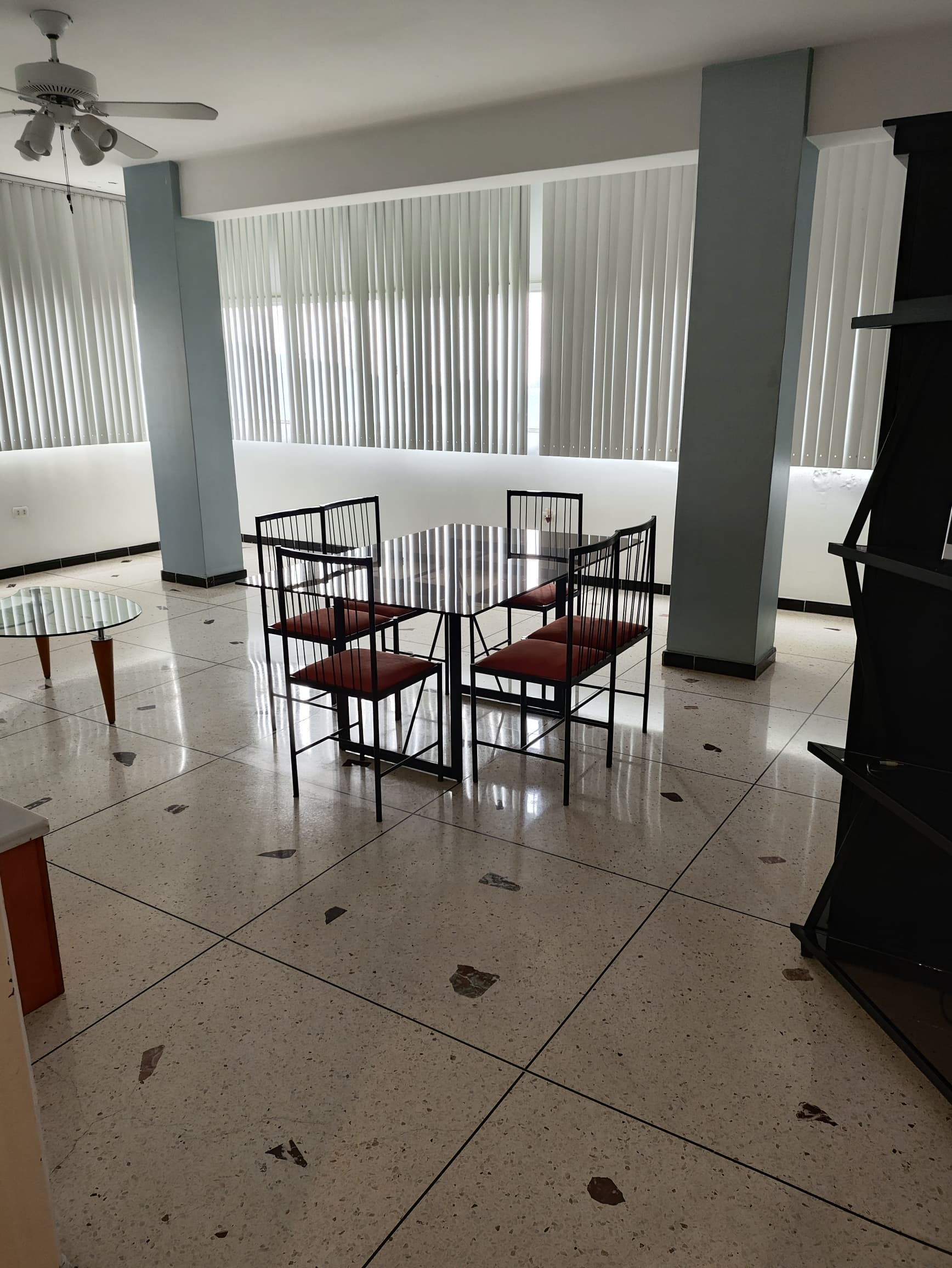 APARTAMENTO EN EL CONJUNTO RESIDENCIAL EMY, SECTOR LATINIA, PUERTO LA CRUZ